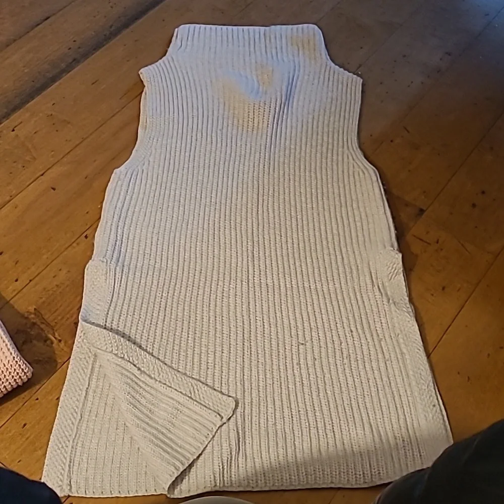 Aritzia Sleeveless Turtleneck Knit Sweater Vest in Light Gray - Picture 4 of 6